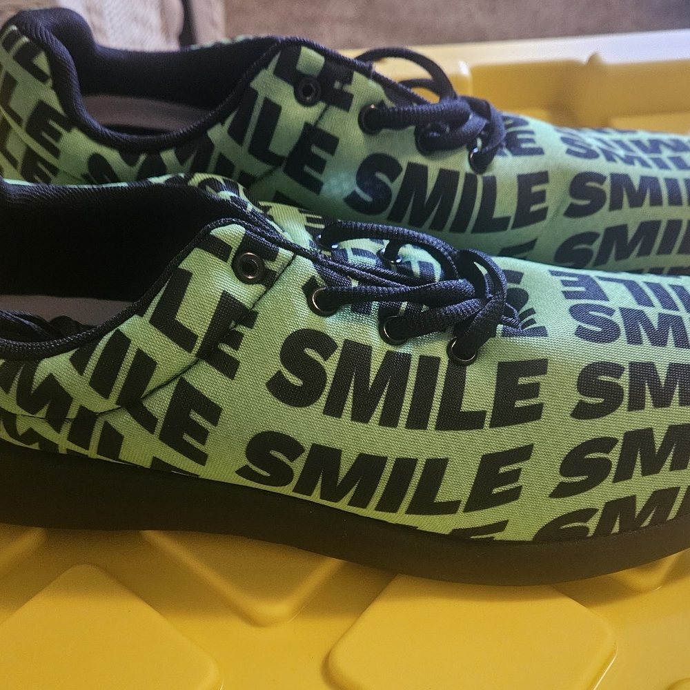 NWOT Women's Comfy Green Smile Sneakers